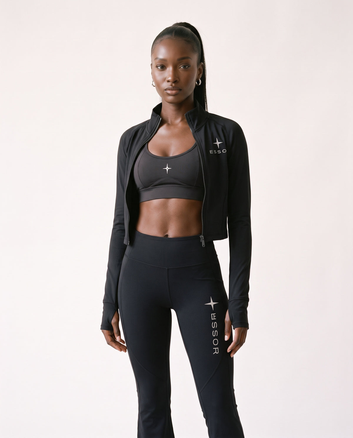 Kurze Zip-Jacke «Étoile», Schwarz, Damen-Model, Outfit mit Sport-BH «Altitude»