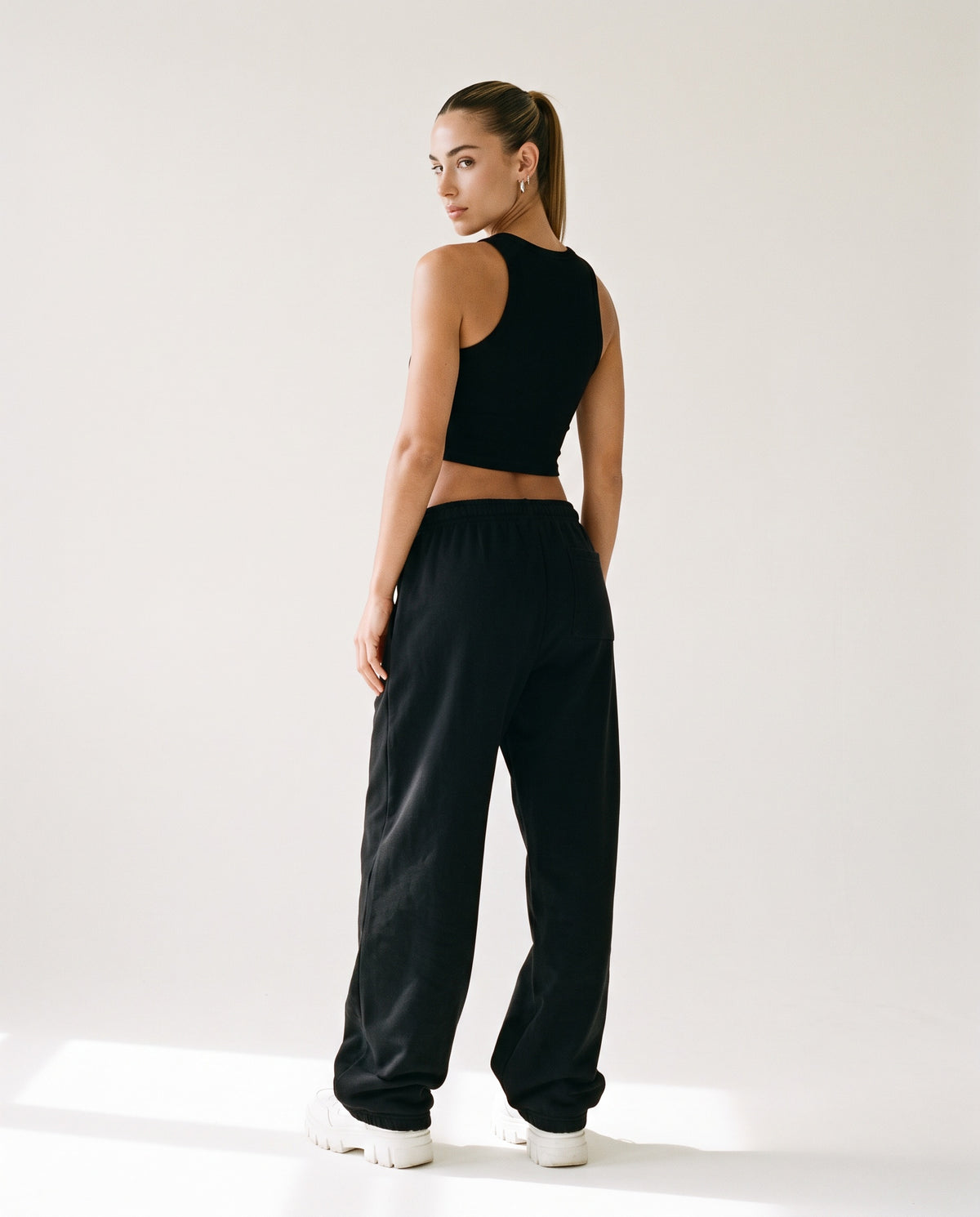 Jogginghose «360° Lifestyle», Schwarz, Damen-Model, von hinten