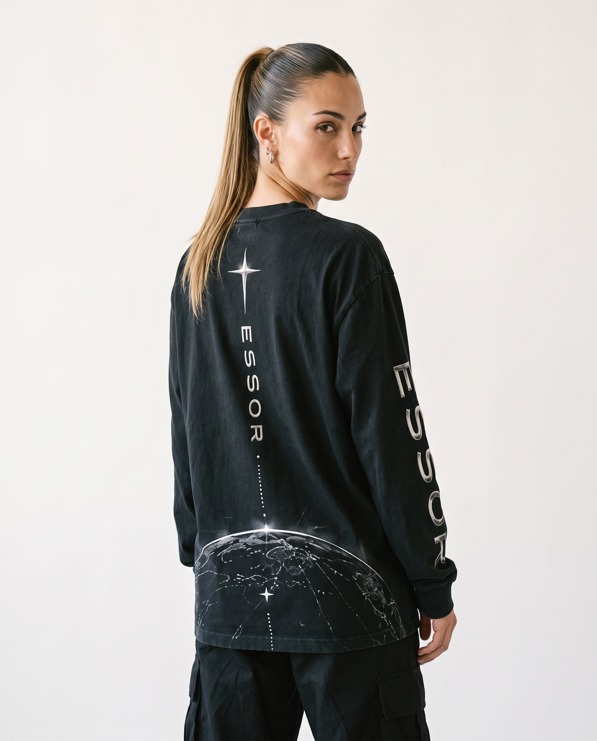 Langarmshirt «Globe», Schwarz, Damen-Model, von hinten