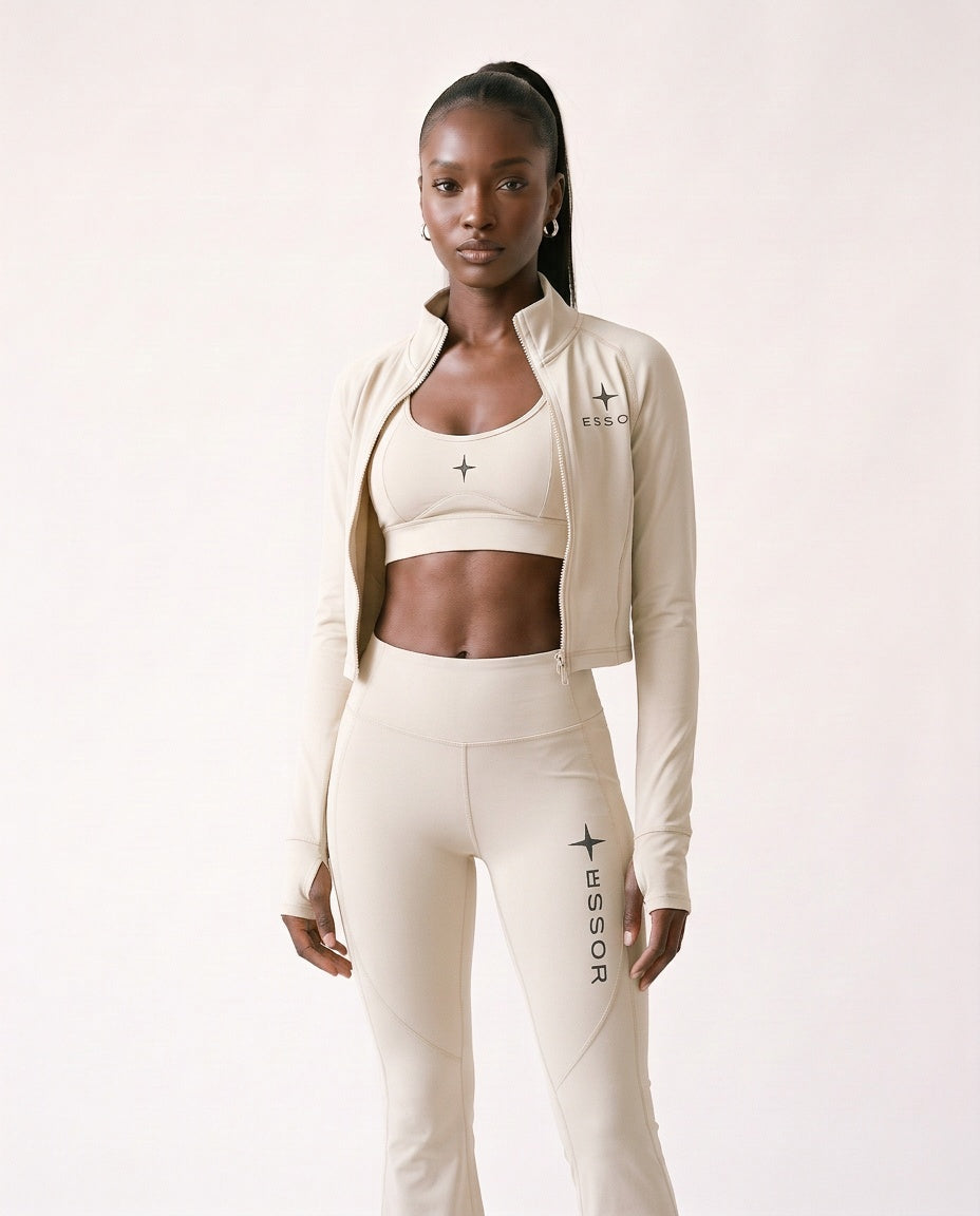 Kurze Zip-Jacke «Étoile», Naturweiss, Damen-Model, Outfit mit Sport-BH «Altitude»