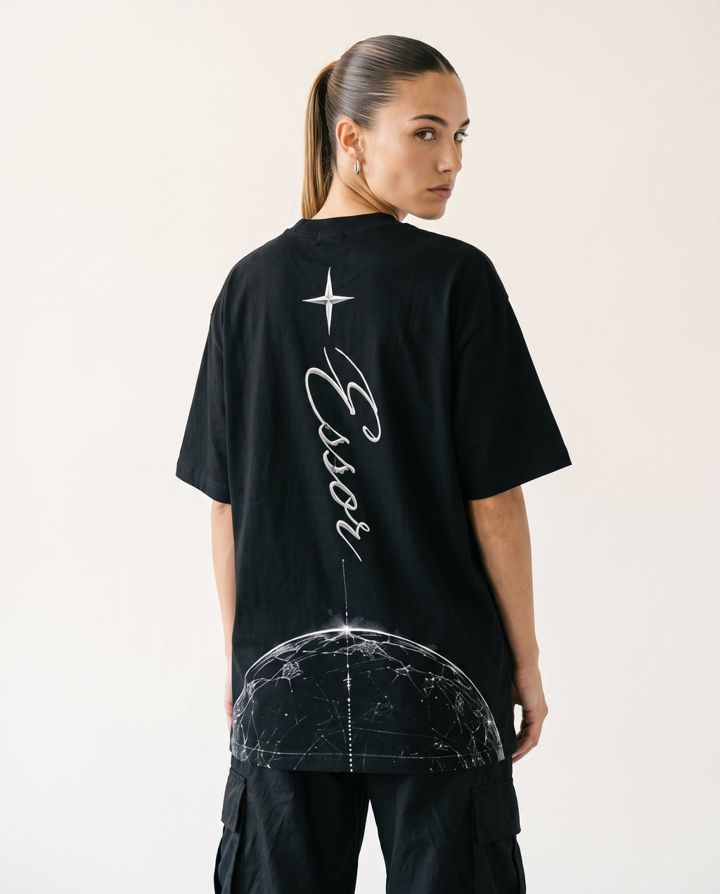 T-Shirt «Script», Schwarz, Damen-Model, von hinten