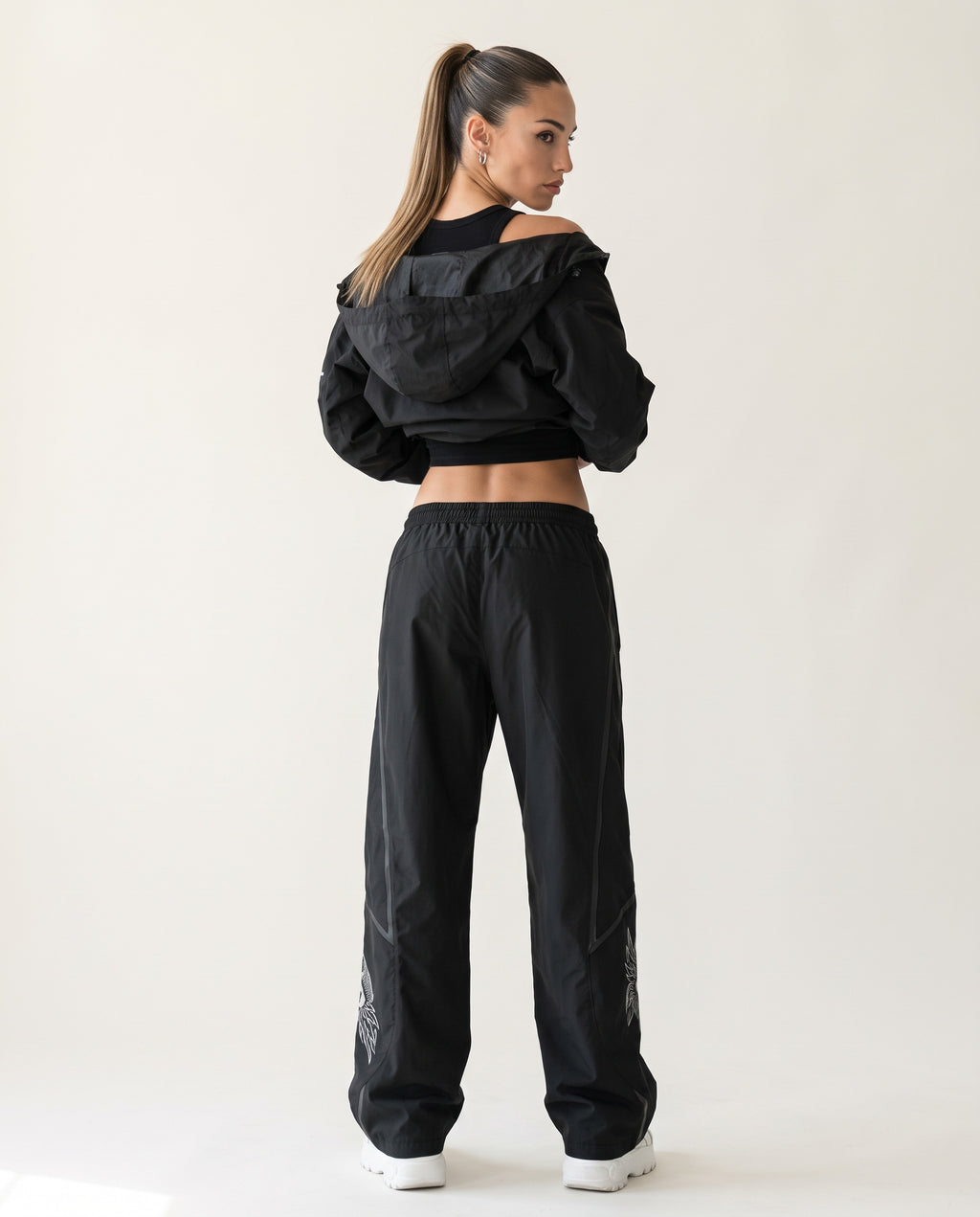 Trainingshose «Élan», Schwarz, Damen-Model, von hinten