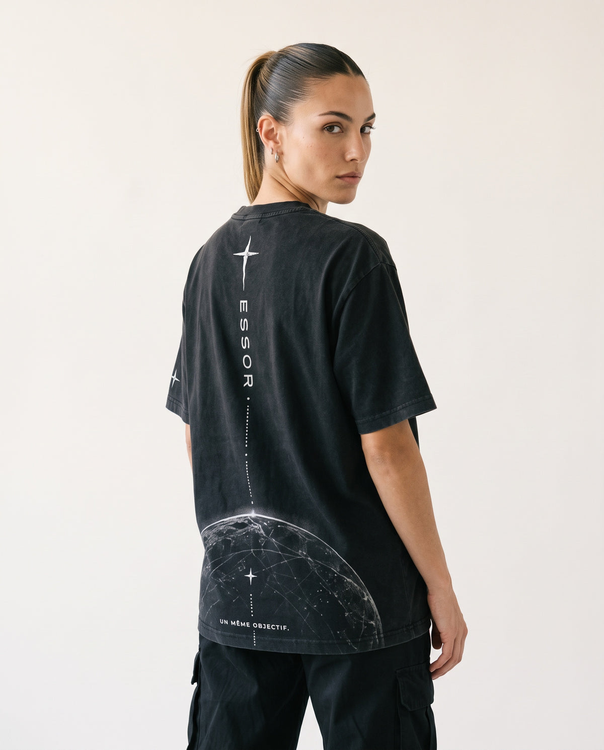 T-Shirt «Globe», Schwarz, Damen-Model, von hinten