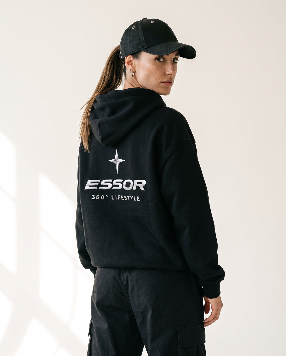 Kapuzenpullover «360° Lifestyle», Schwarz, Damen-Model, von hinten